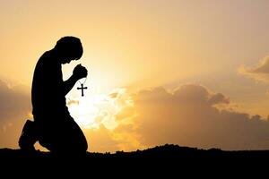 homem orando por bênçãos de Deus. um homem solitário, de coração partido, desempregado e sem esperança. foto