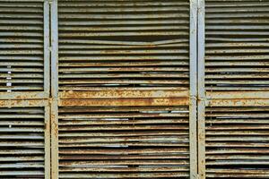 velho oxidado cinzento grade ventilação buracos treliça foto