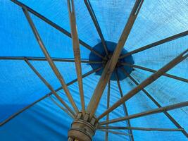 azul guarda-chuva em azul céu foto