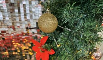 Natal decorações Natal bolas suspensão em em Natal árvore. bokeh reluzente dentro a fundo. feriado temporadas Natal e Novo ano conceito. foto