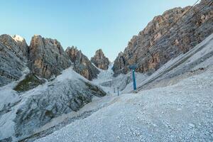 estações histórico cabo carro conduzindo para ivano dibona através da ferrata rota dentro dolomiti montanhas, Itália foto