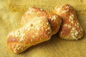 fresco pastelaria com chalé queijo. feito à mão pãezinhos. rústico estilo Comida. foto