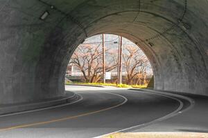 Visão a partir de dentro uma tráfego estrada faixa túnel foto