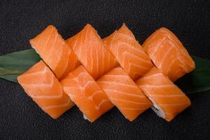 delicioso Filadélfia Sushi lista com salmão, camarão, pepino e creme queijo foto
