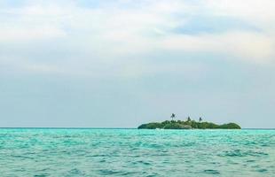 ilhas de restinga madivaru e finolhu no atol rasdhoo, maldivas foto