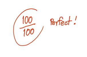 escrito a mão com vermelho tinta para mostrar exame resultado com pontuações 100 a partir de total do 100 perfeito. conceito , educacional avaliação usando elogio palavra para encorajar e motivar do aprendizado. foto