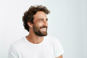 ai gerado sorridente homem com lado barba dentro fundo, com escuro, encaracolado cabelo, vestindo uma branco camiseta, contra uma branco fundo foto