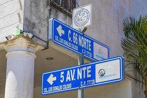 placas de rua azuis em playa del carmen, méxico foto