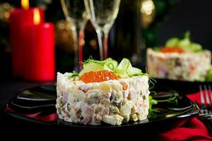 Natal mesa contexto. tradicional russo salada olivier. Novo ano salada. festivo salada. foto