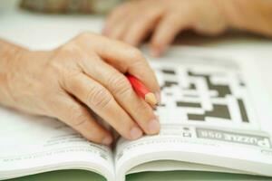 Bangkok, Tailândia - pode 15, 2022 idosos mulher jogando sudoku enigma jogos para tratamento demência prevenção e alzheimer doença. foto