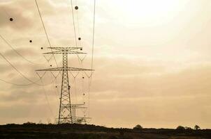 eletricidade postes dentro a Sol foto