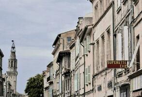 uma rua com edifícios e uma torre dentro a fundo foto