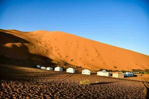 uma deserto com tendas foto