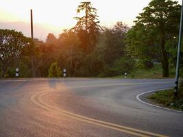 aéreo Visão do a estrada dentro a montanhas, lindo montanha alcance com em linha reta estrada autoestrada, uma grandes em linha reta estrada, esvaziar asfalto estrada e lindo colorida floresta dentro outono foto