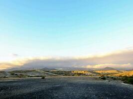 uma Visão do a montanhas e deserto a partir de uma sujeira estrada foto