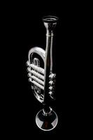 uma prata trompete em uma Preto fundo foto