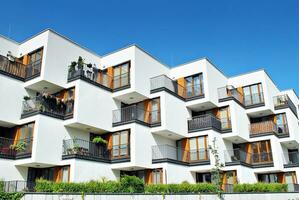 marca Novo apartamento construção em ensolarado dia. moderno residencial arquitetura. moderno muitas famílias apartamento casa. foto