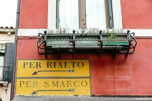 rua sinais dentro Veneza, Itália foto