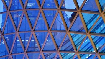 Varsóvia, Polônia. 5 dezembro 2023. a moderno vidro compras Shopping dourado terraços. vidro, moderno teto. foto