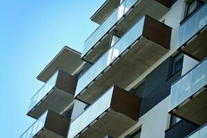 marca Novo apartamento construção em ensolarado dia. moderno residencial arquitetura. moderno muitas famílias apartamento casa. foto