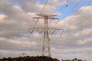 eletricidade postes dentro a céu foto