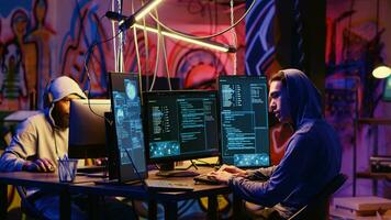 ásia hacker A chegar dentro subterrâneo bunker, pronto para Faz dados violações e financeiro roubo. Vampiro computador cientistas iniciando seus dia dentro sede, roubando Comercial banco conta credenciais foto