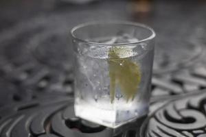 Gin tônica gelada em um copo sobre a mesa