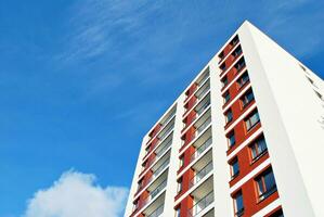 novo prédio de apartamentos com varandas de vidro. casas de arquitetura moderna à beira-mar. grandes envidraçados na fachada do edifício. foto