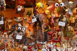 fantoches e animal brinquedos dentro a Natal mercado foto