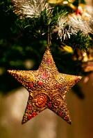ouro Estrela em Natal árvore, decoração e ornamento, celebração espírito foto