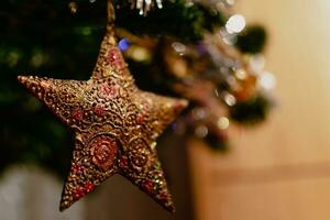 ouro Estrela em Natal árvore, decoração e ornamento, celebração espírito foto