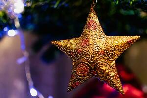 ouro Estrela em Natal árvore, decoração e ornamento, celebração espírito foto