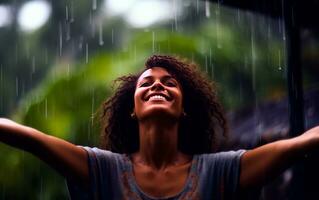 ai gerado feliz Preto mulher com aberto braços debaixo chuva dentro uma lindo tropical floresta. liberdade e selcare conceito. foto