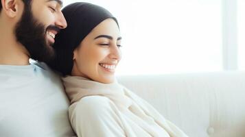 ai gerado uma casal alegremente sentado em uma sofá, ambos sorridente e irradiando alegria. generativo ai foto