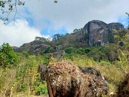 a semelhante a uma montanha Rocha estava criada de uma vulcânico erupção milhões do anos atrás, localizado dentro Yogyakatra - Indonésia. foto