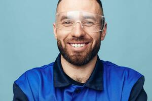 atraente homem estilo de vida jovem alegre face casual barba fundo cara branco bonito adulto foto