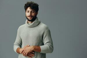 homem retrato à moda casual estúdio adulto pessoa masculino caucasiano expressão cabelo elegante cara foto