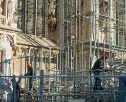 Itália 2023 trabalhador montagem andaimes para a segurança do a permanece do a catedral foto