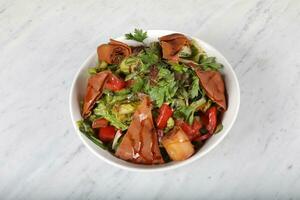 libanês Fattoush salada com frito pão e fresco verde legumes cozinhando em grade dentro restaurante cozinha foto