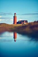 reflexão do uma farol às a dinamarquês costa foto