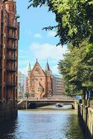 histórico construção dentro a Speicherstadt do Hamburgo, Alemanha foto