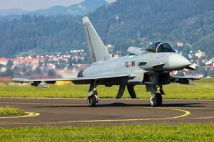 Zeltweg, Áustria, 2022 - austríaco ar força eurofighter tufão. militares lutador jato avião às ar base. voar Operação. aviação e aeronaves. ar defesa. mosca e vôo. foto