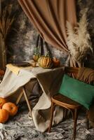 outono interior. uma mesa coberto com pratos, abóboras, cadeira, casual arranjo do japonês pampas grama. interior dentro a foto estúdio