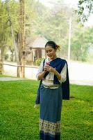 retrato do lindo rural tailandês mulher vestem tailandês norte tradicional vestir agindo para foto tiro dentro público parque