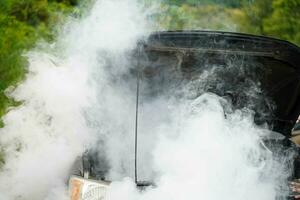 imagem do carro estava dentro a acidente causando fumaça em ao ar livre na estrada. foto