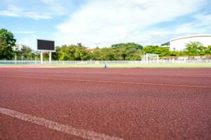 cena do futebol campo com placar e brilhante azul céu. foto