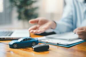 brinquedo carro dentro frente do homem de negocios calculando empréstimo. salvando dinheiro para carro conceito, comércio carro para dinheiro conceito, finança conceito. foto