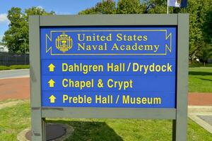 naval faculdade, anápolis, md, EUA 2023. instruções placa de sinalização em campus às a Unidos estados naval Academia às Annapolis foto