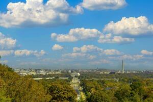 Arlington cemitério, vai, EUA 2023. Visão do Washington dc a partir de a a topo do Arlington cemitério Colina dentro Virgínia foto