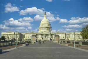 Washington CC, EUA, 2023. pessoas lado de fora a nos capitólio construção com a cúpula do democracia em pé Fora sobre Washington dc foto